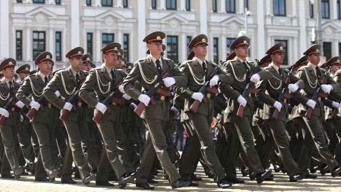 От януари догодина най ниската заплата в армията става 2300 лева