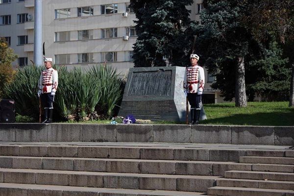 С церемония пред паметник Независимостта на България на площад Княз