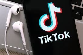 Опасна мода в TikTok: Инфлуенсъри ядат пръст, пясък и скали като предизвикателство