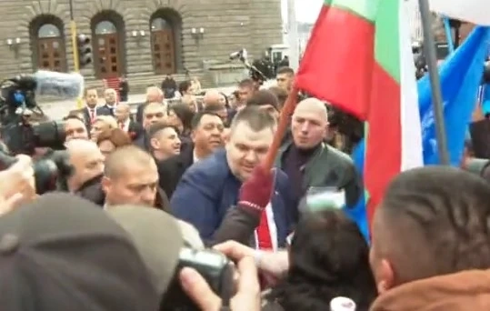 ДПС-Ново начало напуснаха пленарната зала, Пеевски отиде при протестиращите