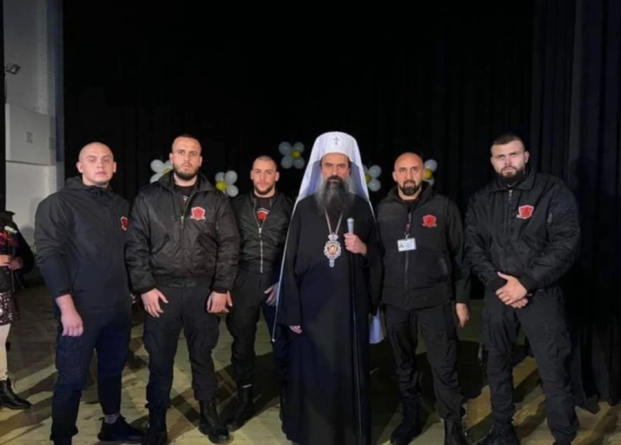 Патриархът се снима с охранители на Делта гард 