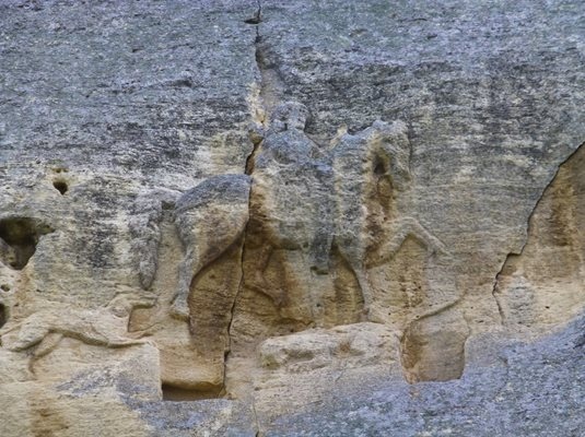 Мадарският конник не е портрет на тракийски воин или езическо