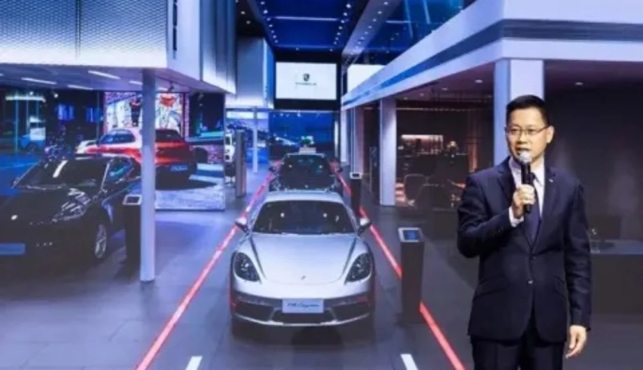 Porsche масово затваря автосалони в Китай