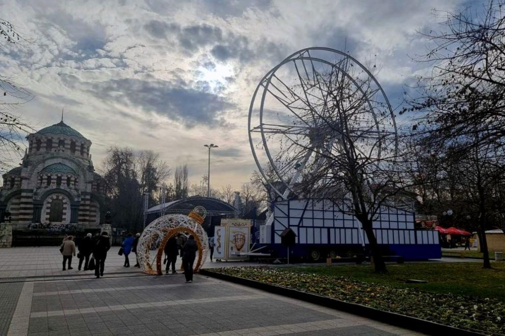 Започна монтирането на виенското колело и въртележката на централния площад