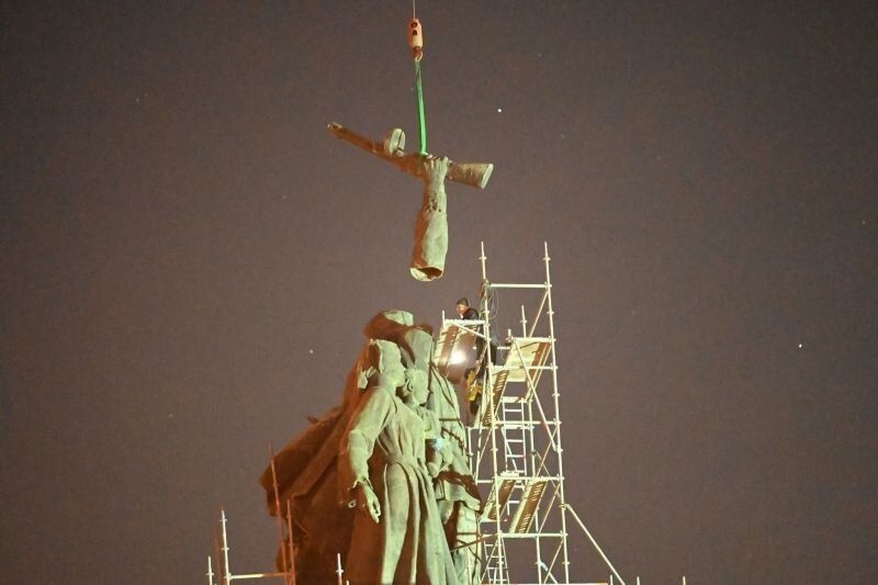 Да приключи започналия демонтаж на паметника на Съветската армия настояват