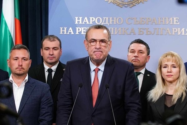 Хората на Доган разочаровани от партньорите заради неформираната комисия за Пеевски