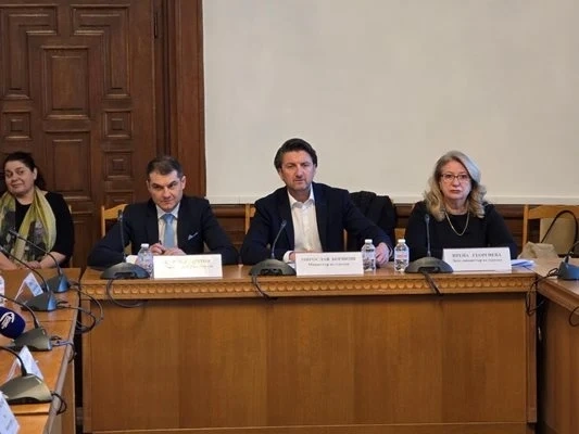 Нова схема за скъпа сянка на плажа - чадър и шезлонг за по 1 лев, но с 25 лева за кърпа
