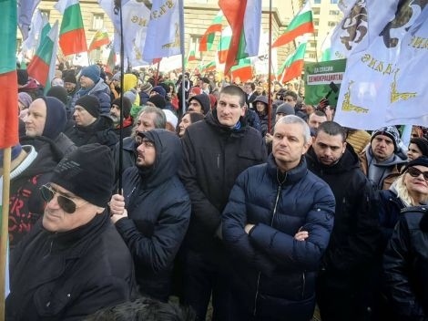 Еврото: Експерти с коментар за сивите пари и протестът на Възраждане