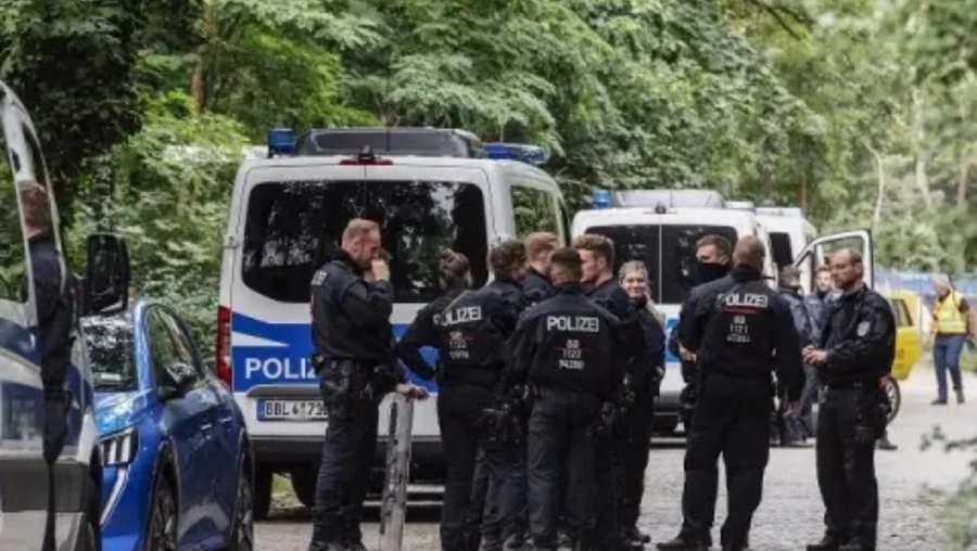 Автомобил се вряза в карнавално шествие в германския град