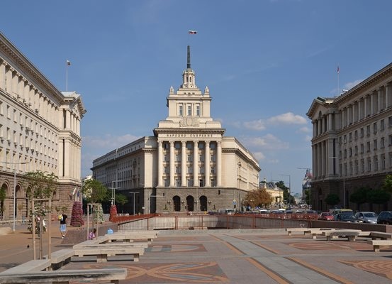 Народното събрание се събира извънредно днес заради скандала между Конституционния