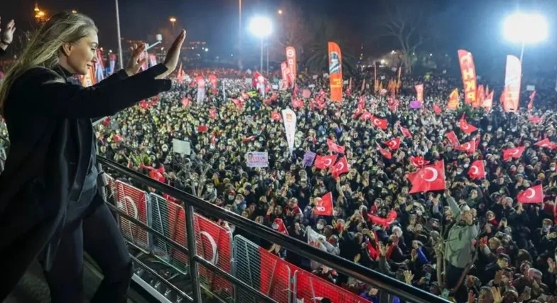 В Турция тя вече е икона: коя е съпругата на Имамоглу