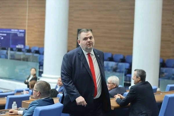 Делян Пеевски показа чатове с Цеков: Видно е, че сам ме търсеше за срещи в моя кабинет