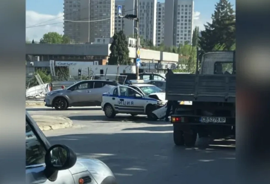 Катастрофа между патрулка и две коли в София, има ранени