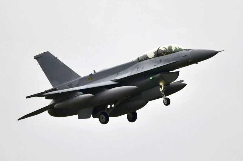 Вторият F-16 Block 70 лети от САЩ към България
