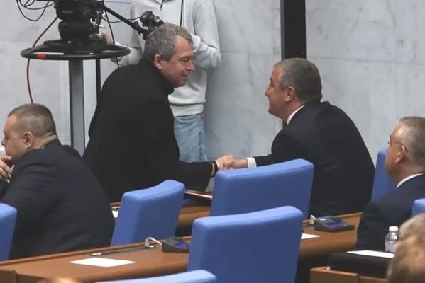 Повече от месец след клетвата Величие получиха комисии в парламента
