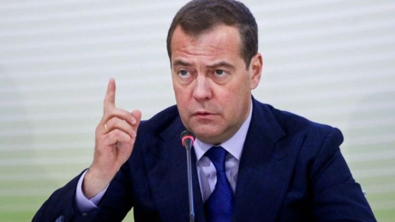 Медведев циничен пред ученици, описа българите и поляците като тълпа