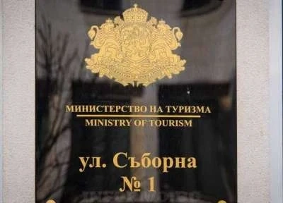 Екзотик холидей с хора на Домусчиев и на манекенката от Барселона искат поръчка на Министерството на туризма