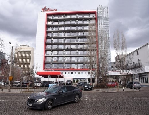 Напрежение, обиди и счупен прозорец в Пирогов заради дете, починало на път за болницата