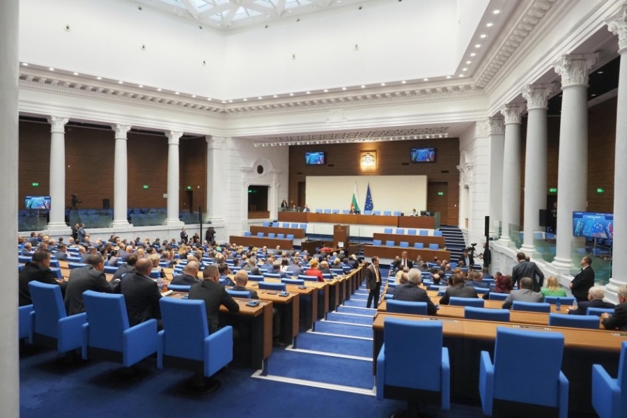 Три формации са внесли проекти за отлагане на либерализацията на пазара на тока за бита