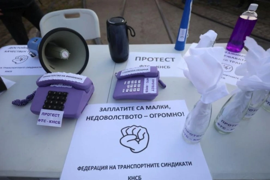 Достоен труд – достойно заплащане: София се събуди без наземен транспорт – протест блокира града