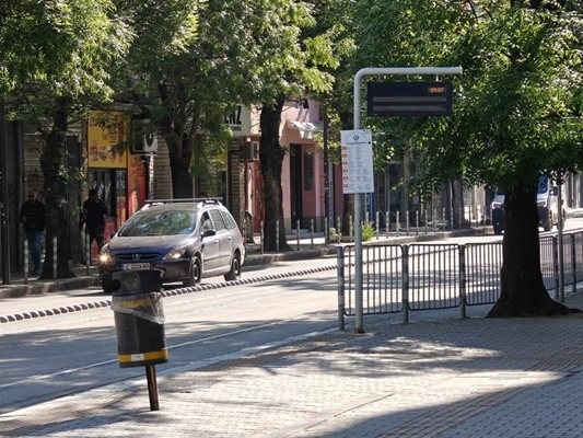 Протестът на наземния градски транспорт в София продължава и днес, метрото ще работи