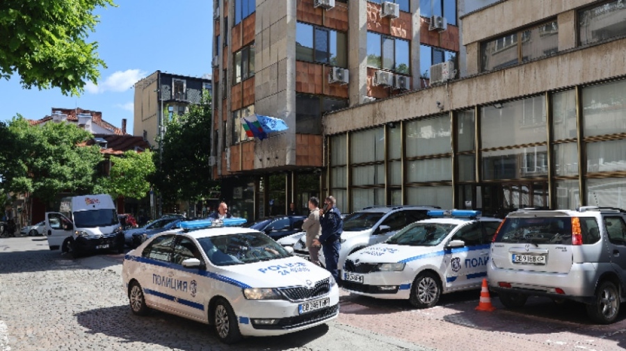 Представители на Областната администрация на София влязоха в централата на ДПС