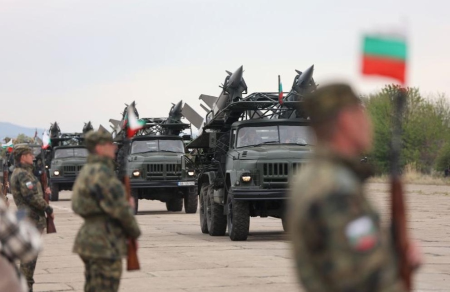Военна техника тръгва по пътищата