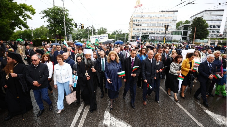 Дъждовното време не попречи на столичани да се включат в шествието за 24 май