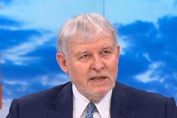 Румен Христов: Президентът надали ще напусне поста преди края на мандата, но вече готви проекта си