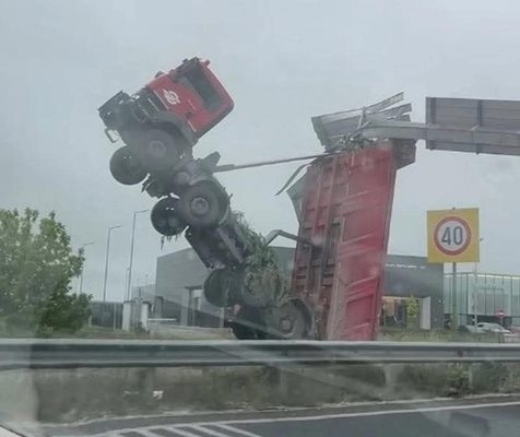 Кабината на камион увисна на три метра над магистрала Тракия