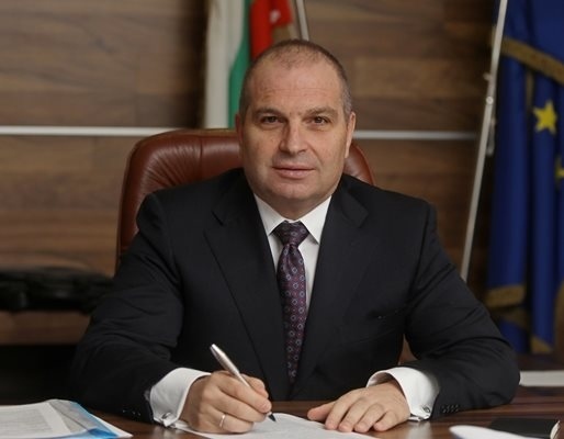 Министър Караджов: Разпоредил съм проверка след инцидента с тир, отнесъл бензиностанция край Телиш