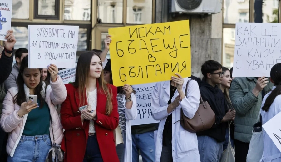Протест на студенти и медици: Искат достойни възнаграждения