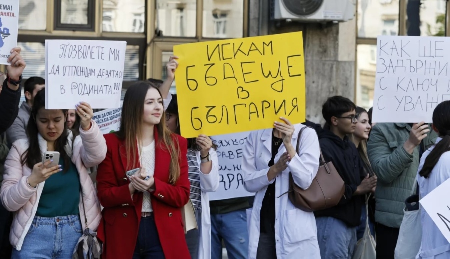 Протест на студенти и медици: Искат достойни възнаграждения