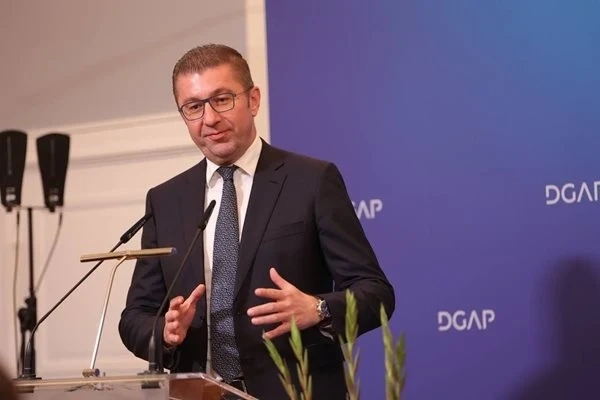 Мицкоски продължава с атаките: Българите са като от Средновековието