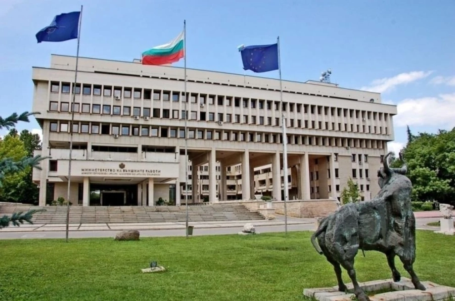 Какво може да направи Външно министерство, ако ви задържат зад граница