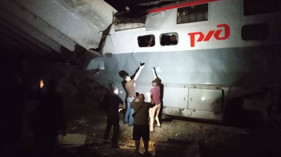 Седем загинали след срутване на мост и дерайлиране на влак в Брянска област в Русия