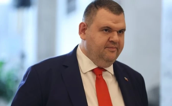 Пеевски сезира КЗК за потенциален картел на Лукойл с горива в ущърб на хората и бизнеса