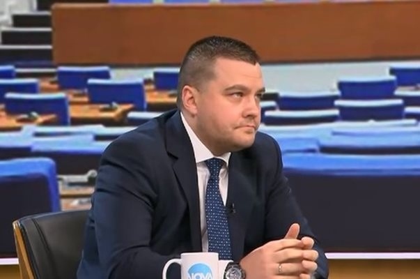 Балабанов: Изплашен от еврото, колегата Цончо стои на площада, а спестяванията му в евро