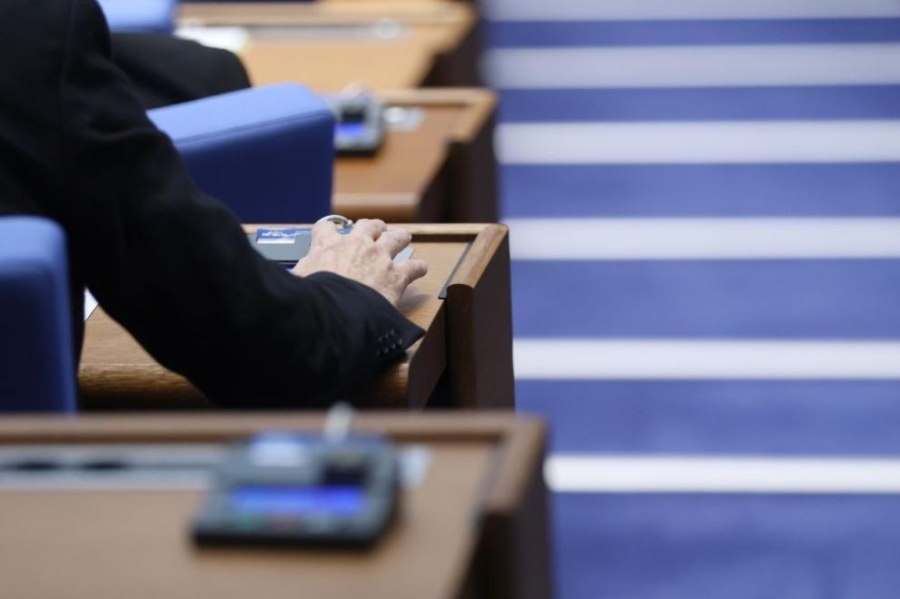 Депутатите се събират в парламента в ключовия ден за страната