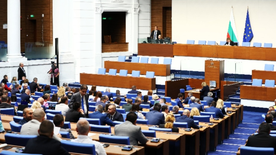 Напрежение в парламента след освобождаването на Хасан Адемов от Комисията по демографска политика