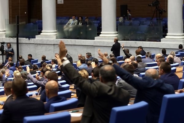 Парламентът прие закона за защита на гражданите от колекторските фирми