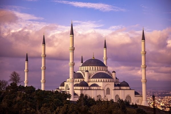 Милиони мюсюлмани по света празнуват Курбан байрам