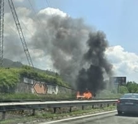 Запален автомобил блокира движението по магистрала Тракия край Ихтиман