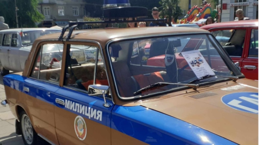 Показаха могъщи модели соцвозила на ретропарад в Кюстендил
