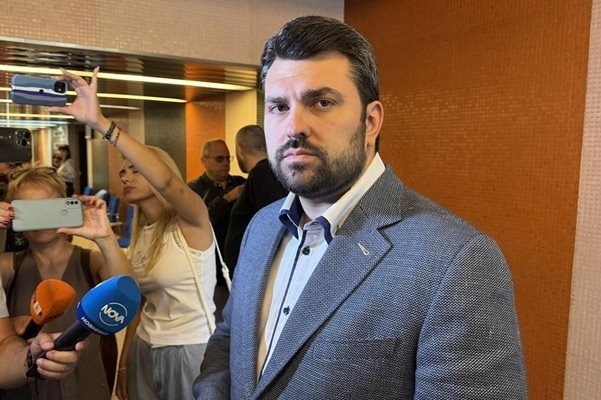 Министър Георг Георгиев за Близкия изток: Водещо е безопасното извеждане на българите, а не бързото