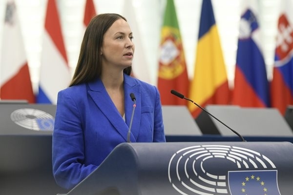 Ева Майдел: Румен Радев стана лице на фалшивия разказ за еврото