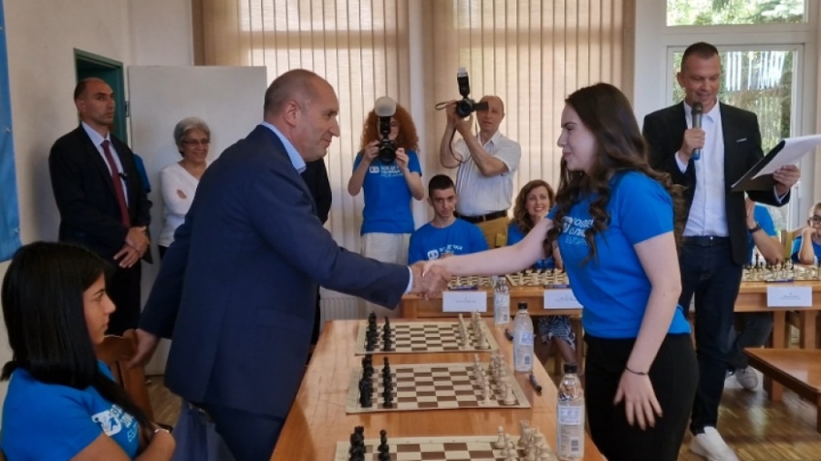 Радев изигра партия шах с Нургюл Салимова