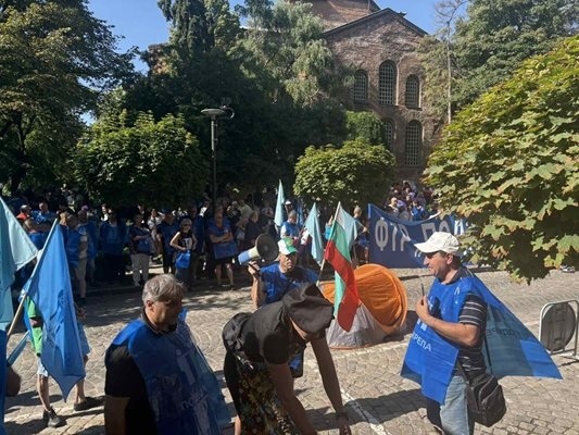 Шофьорите на градския транспорт в София приключиха протеста си