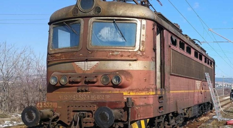 Локомотив без композиция се запали край Стара Загора