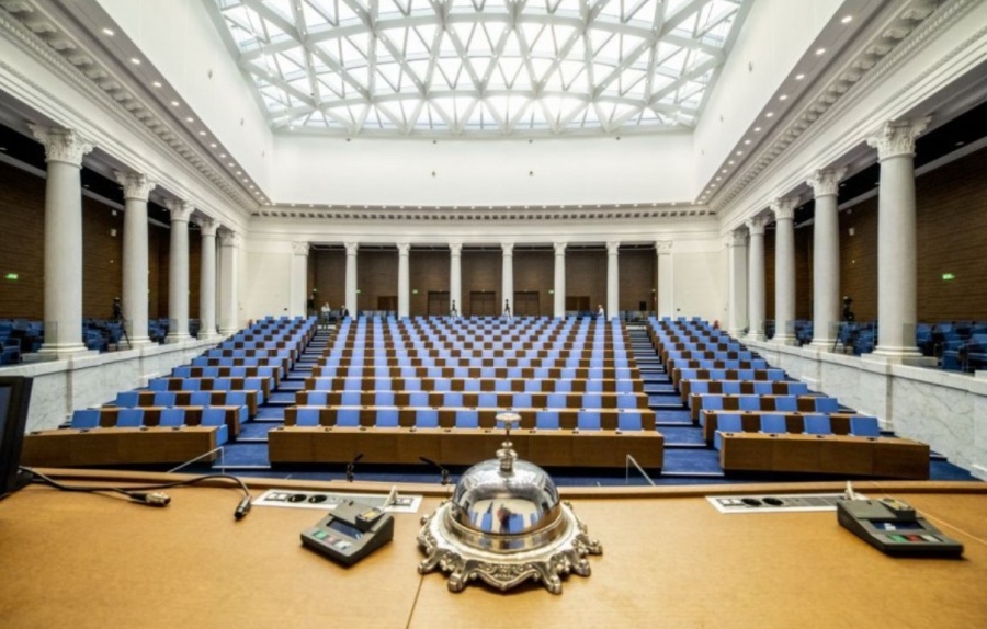 В парламента гласуват третия вот на недоверие към кабинета Желязков